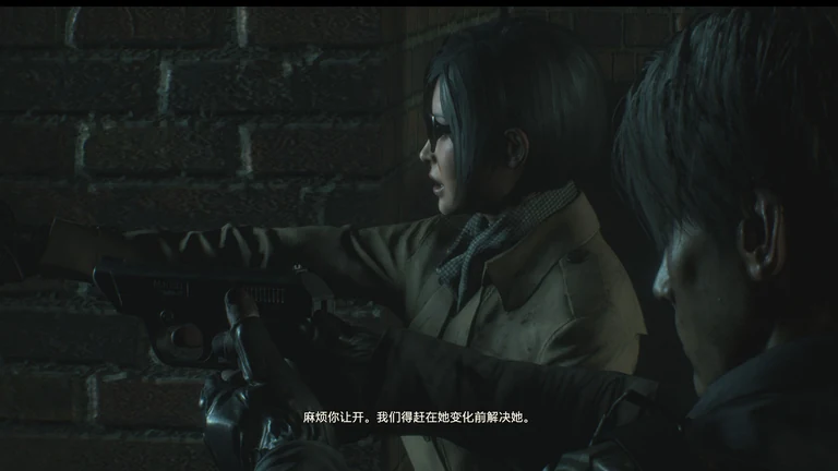 Ada aiming a pistol beside Leon while a Simplified Chinese subtitle asks him to move aside and act before a woman changes