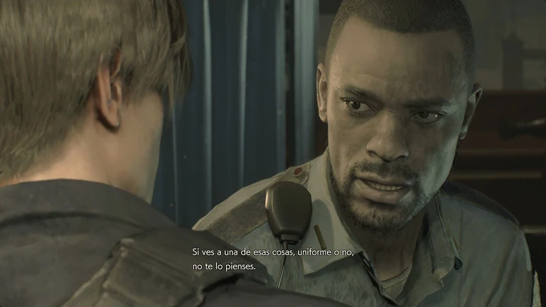 Marvin warning Leon with the Spanish subtitle Si ves a una de esas cosas, uniforme o no, no te lo pienses